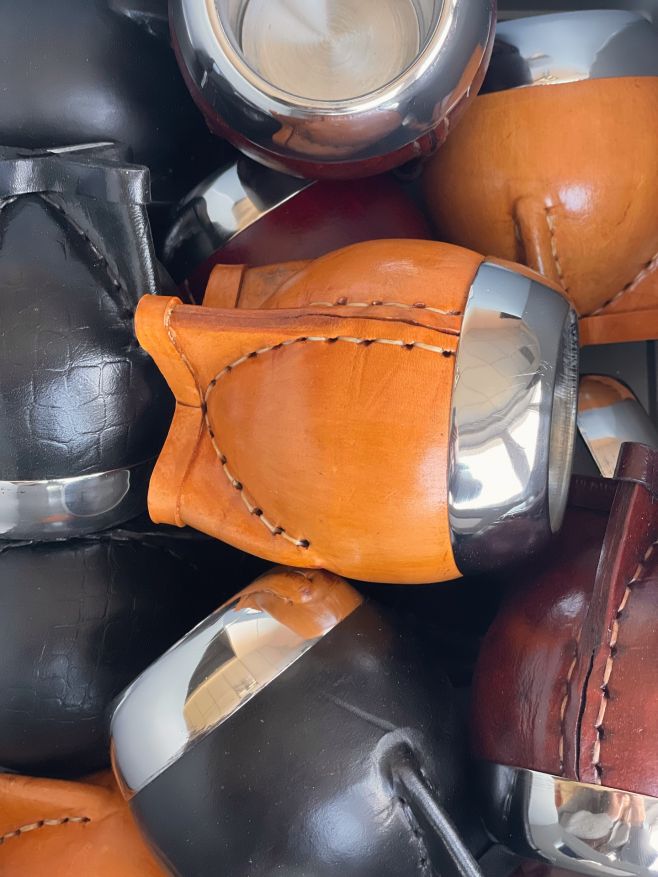 Add autumn colors to your gourd collection🧉🍁 Our Martin Fierro stainless steel gourd with leather combines elegance and...