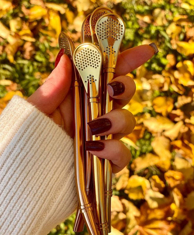 Golden season 🍁🧉 Bombilla Cuchara in a beautiful golden color made from stainless steel add just a right sparkle to your...