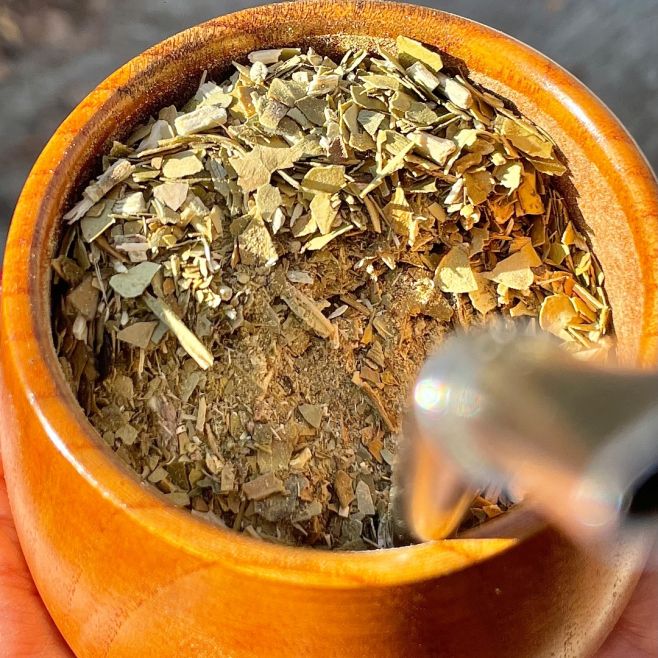 Weekend energy: grounded, grateful, and golden 💛🍁🧉 —————————— #mateplaneteurope #mateeurope #mateczechrepublic...