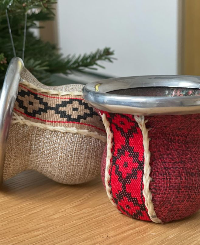 Small gourd, warm drink and the holiday spirit 🌿🎄 This glass yerba mate gourd, wrapped in hand-woven fabric, is made for...